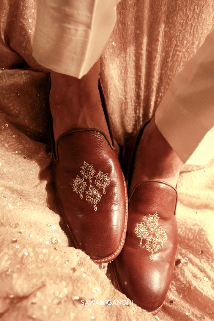 Tan zari work shoes